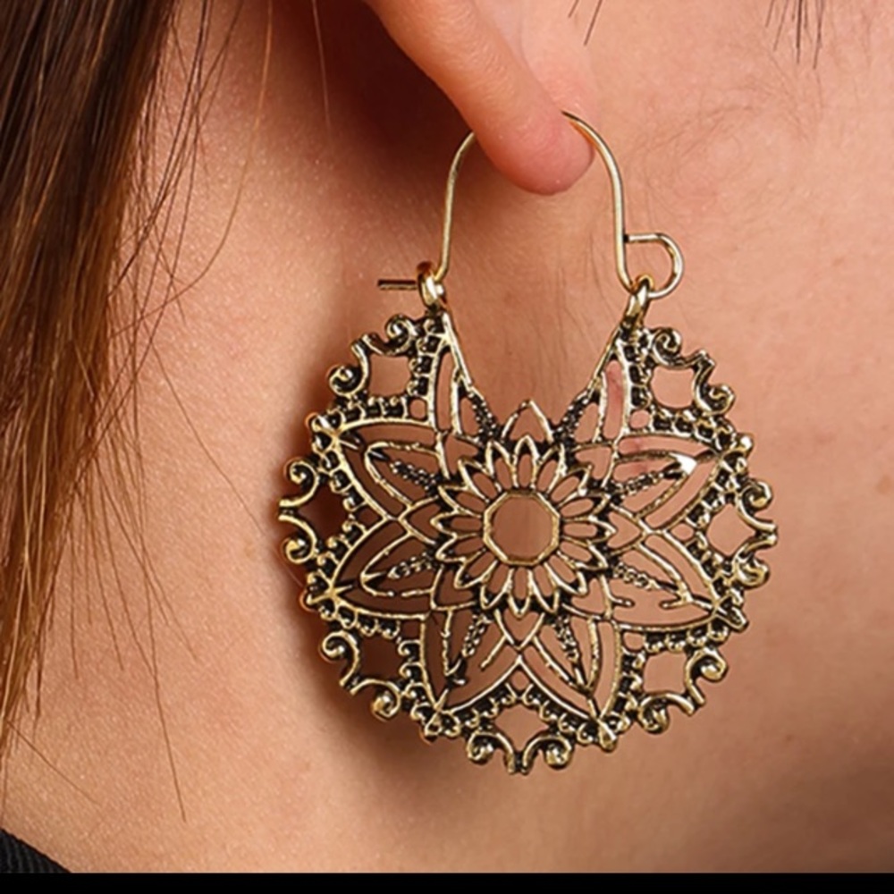 Boho antiqued flower earrings - Picture 5 of 10